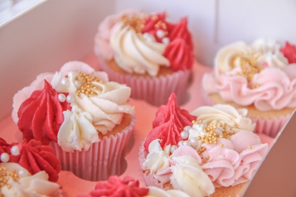 cupcakes-roze-wit-parels-wit cupcakes-roze-wit-parels-wit