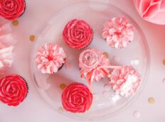 valentine-rood-cupcakes-bloemen