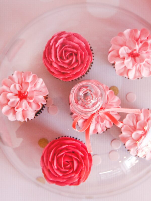 valentine-rood-cupcakes-bloemen