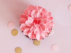 {:nl}cupcakes-framboos{:}{:en}raspberry-flower-design-cupcakes{:}