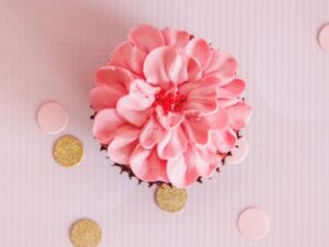 {:nl}cupcakes-framboos{:}{:en}raspberry-flower-design-cupcakes{:}