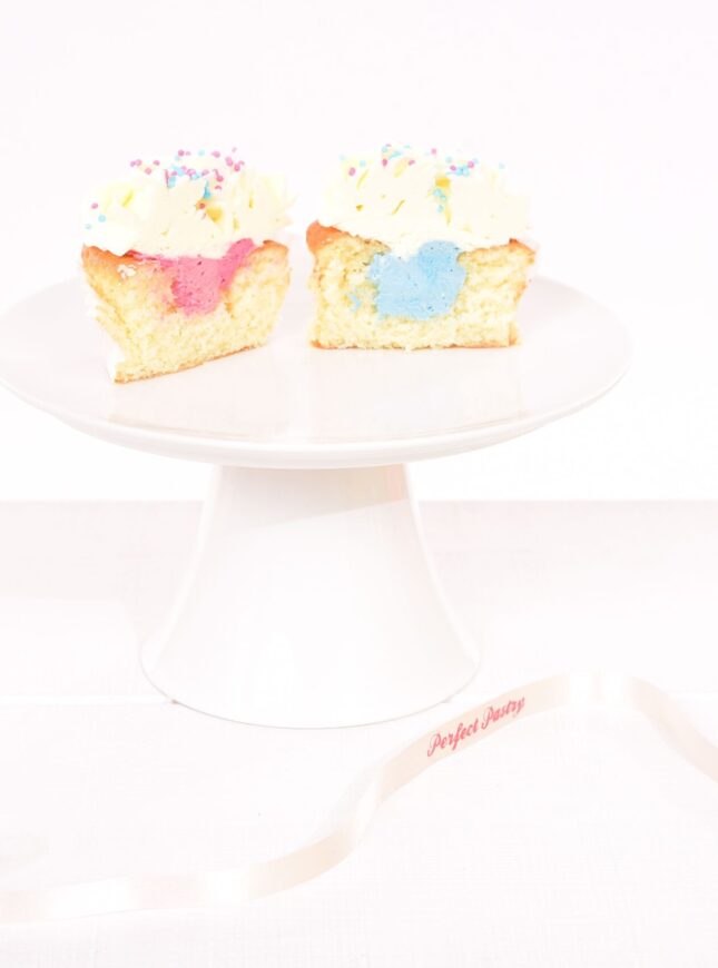 gender-reveal-cupcakes-scaled gender-reveal-cupcakes-met-roze-en-blauw-vulling