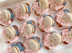 gender-reveal-set-cupcakes-macarons-boy-or-girl