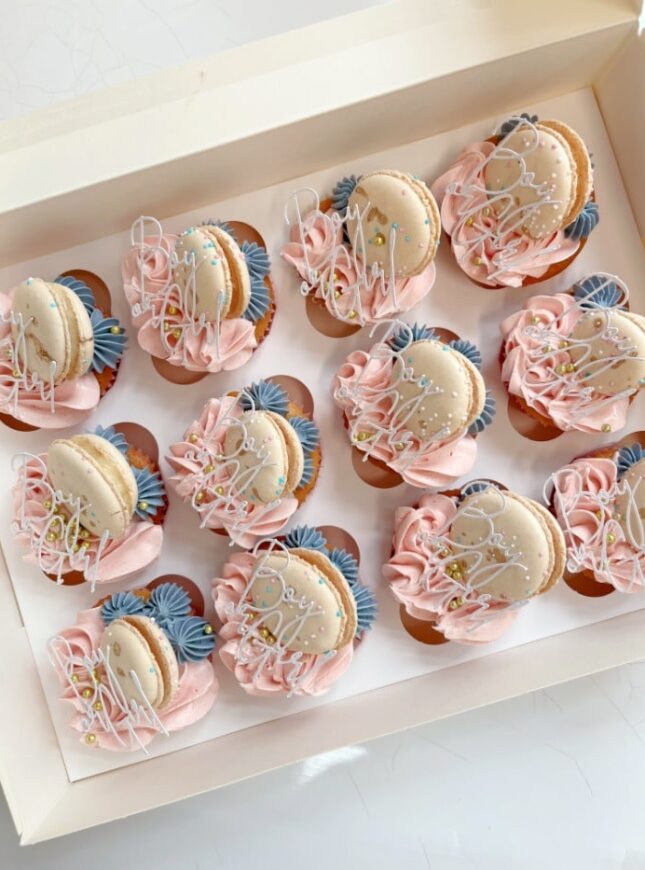 gender-reveal-set-cupcakes-macarons-boy-or-girl gender-reveal-set-cupcakes-macarons-boy-or-girl