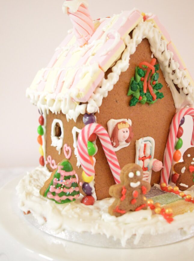 gingerbread-house-xmas-sweets-scaled gingerbread-house