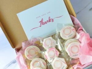 koekjes-met-de-logo-in-brievenbus-post-pakket