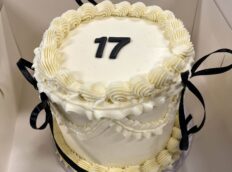 lambeth-white-black-bows-cake-scaled