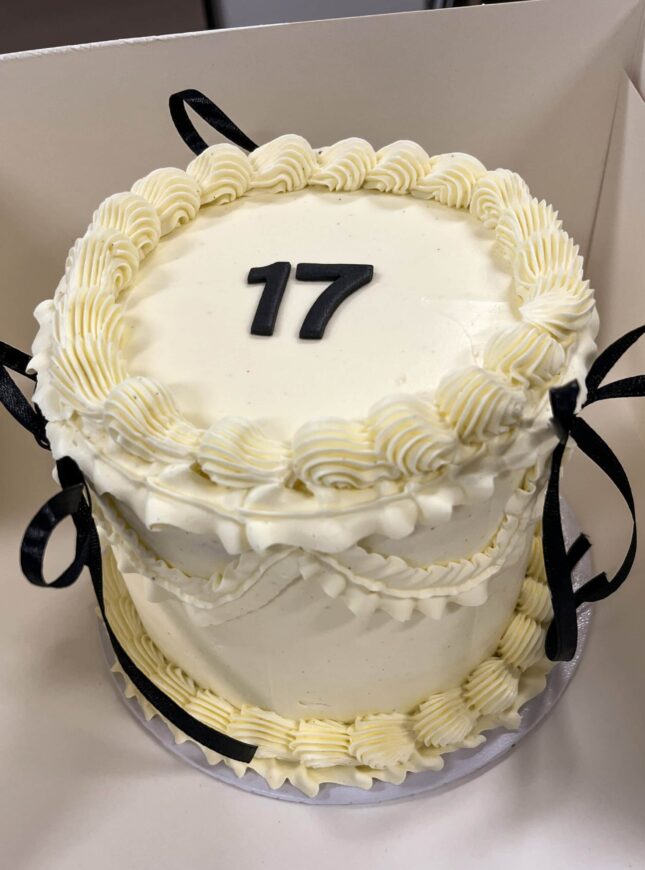 lambeth-white-black-bows-cake-scaled lambeth-white-black-bows-cake-scaled