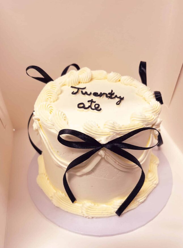 lambeth-white-black-bows-cake2-scaled lambeth-zwart