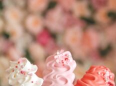 meringue-op-een-stokje-wit-roze-donkerroze