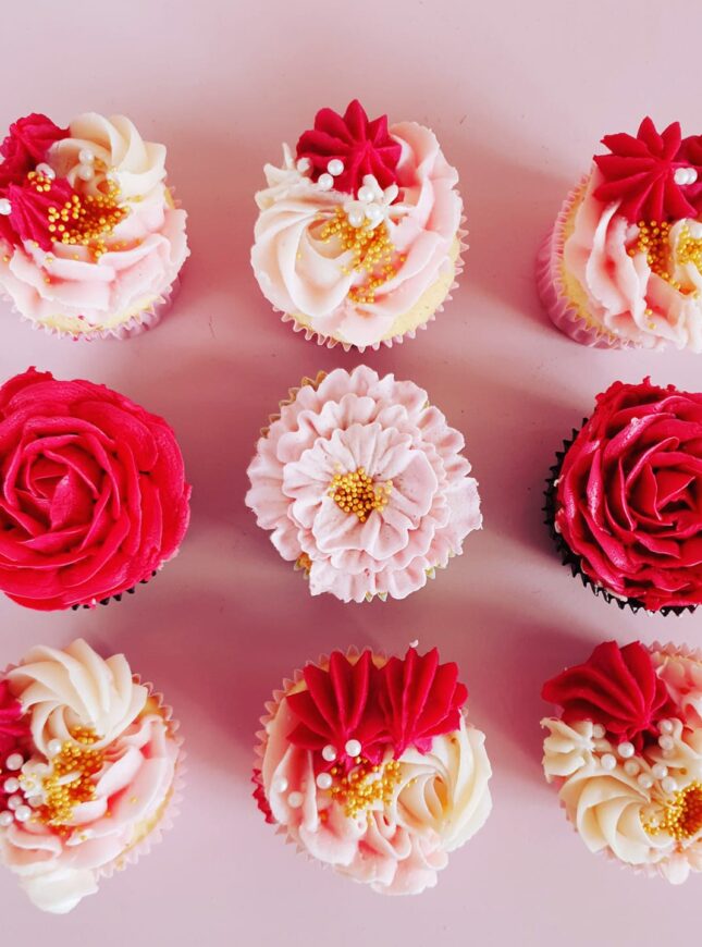 mooie-bloem-cupcakes-rood-roze rood-cupcakes-botercreme-roze-9-stuks