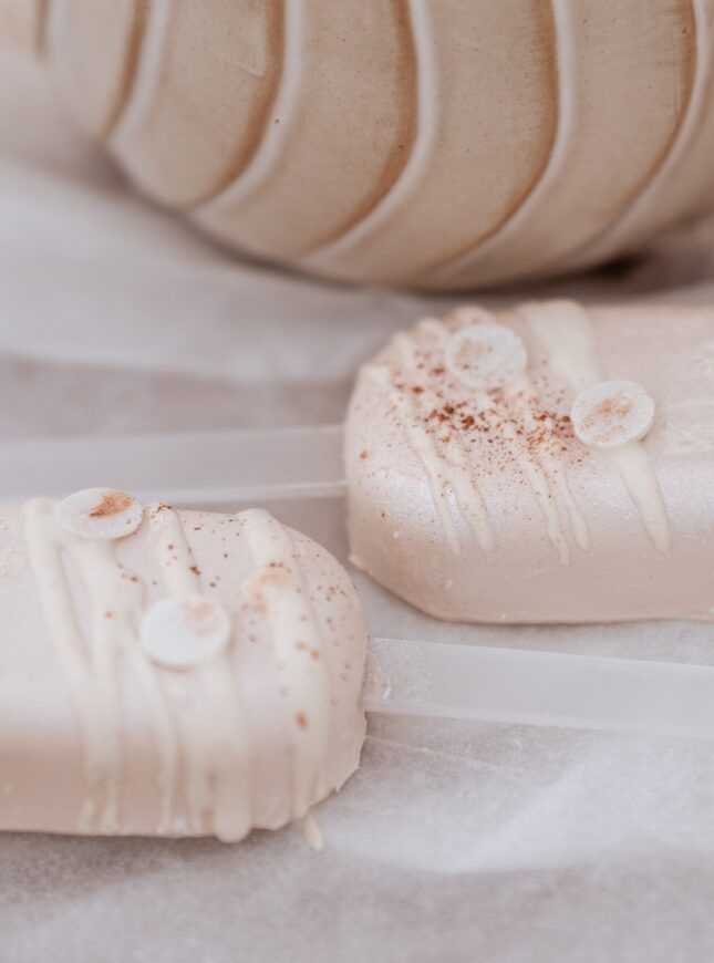 nude-kleur-cakesicles-sweet-table-bruiloft-scaled cakesicles-chocolade-beige-kleur-sprinkles