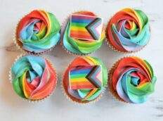 regenboog-kleuren-cupcakes