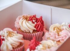 {:nl}cupcakes-rood-wit-roze-goud-spikels{:}{:en}cupcakes-red-whitte-pink-party-box{:}