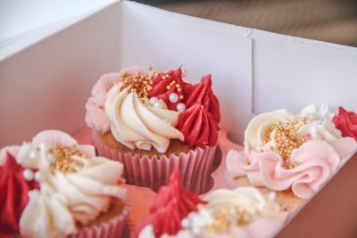 rood-roos-toefjes-cupcake-scaled-e1581256518686 {:nl}cupcakes-rood-wit-roze-goud-spikels{:}{:en}cupcakes-red-whitte-pink-party-box{:}