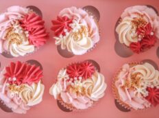 cupcakes-roze-wit-donker-roze-doos