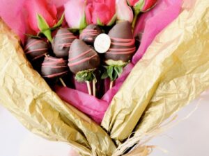 aardbeien-met-chocolade-en-roze-boeket
