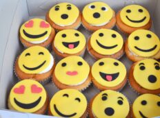 smiley-cupcakes-2-scaled