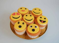 smiley-cupcakes-scaled