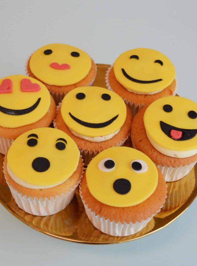 smiley-cupcakes-scaled