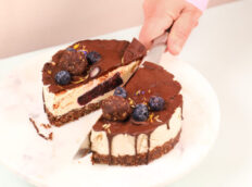 raw-almond-blueberry-vegan-taart-door-helft