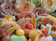 verjaardags-cupcakes-met -snoep-en-donuts