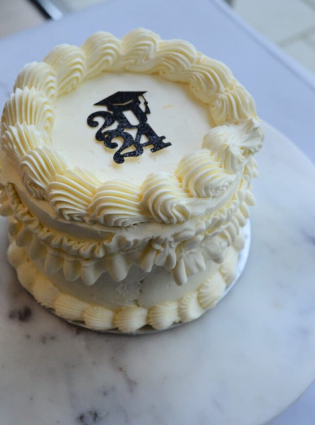 vintage-diploma-2024-taart mooie-wit-zwart-2024-diploma-taart