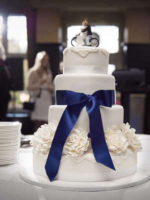 klassieke-fondant-wit-taart-met royal-blauw-satijn-strik